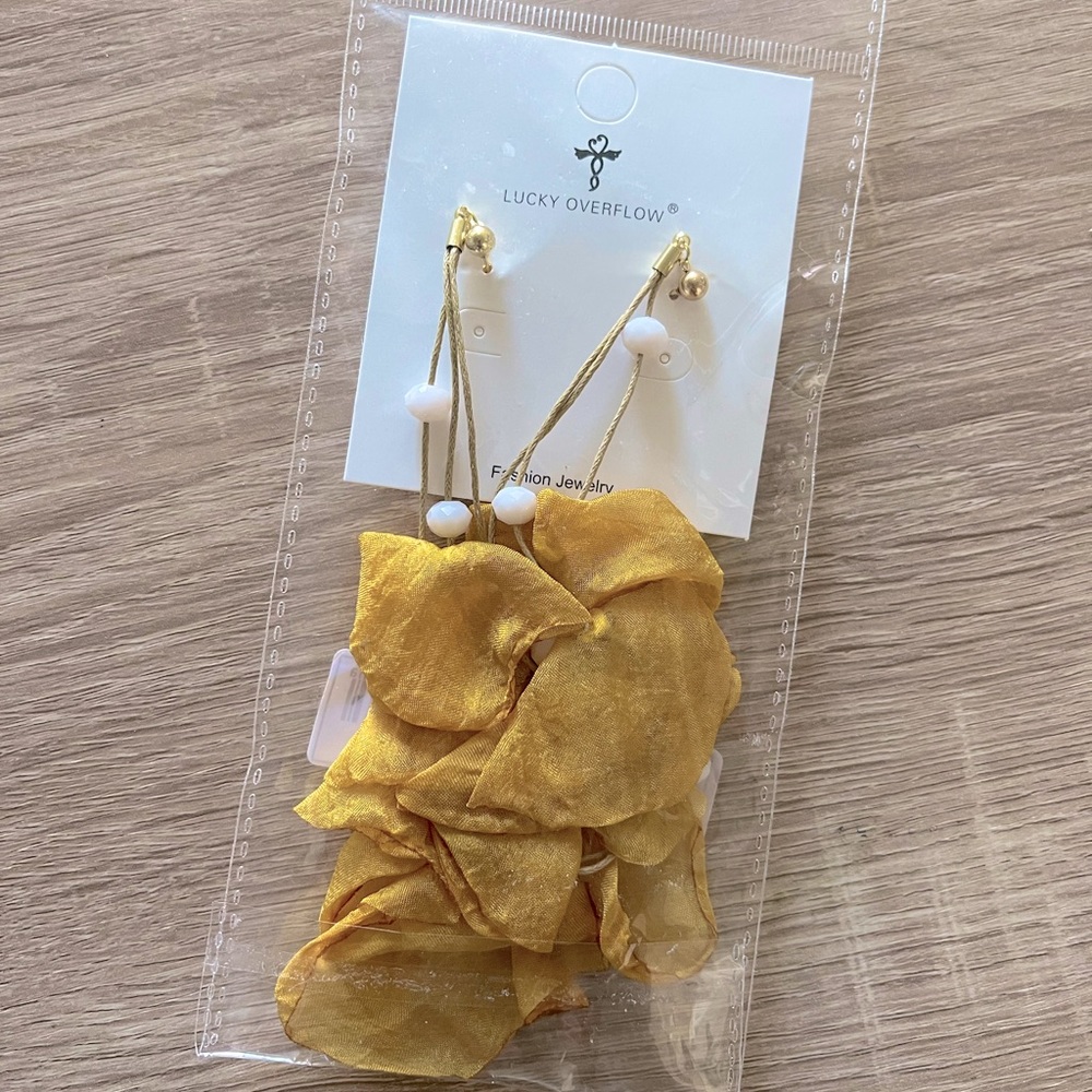 BRAND NEW SHEIN Lace Petal Drop Earrings